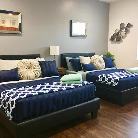 Chic & Compact Hollywood Studio